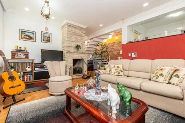 Casa Alto Padrão com 312m² privativos, 4 quartos, 8 vagas de garagem, no Seminário, Curitiba - PR.