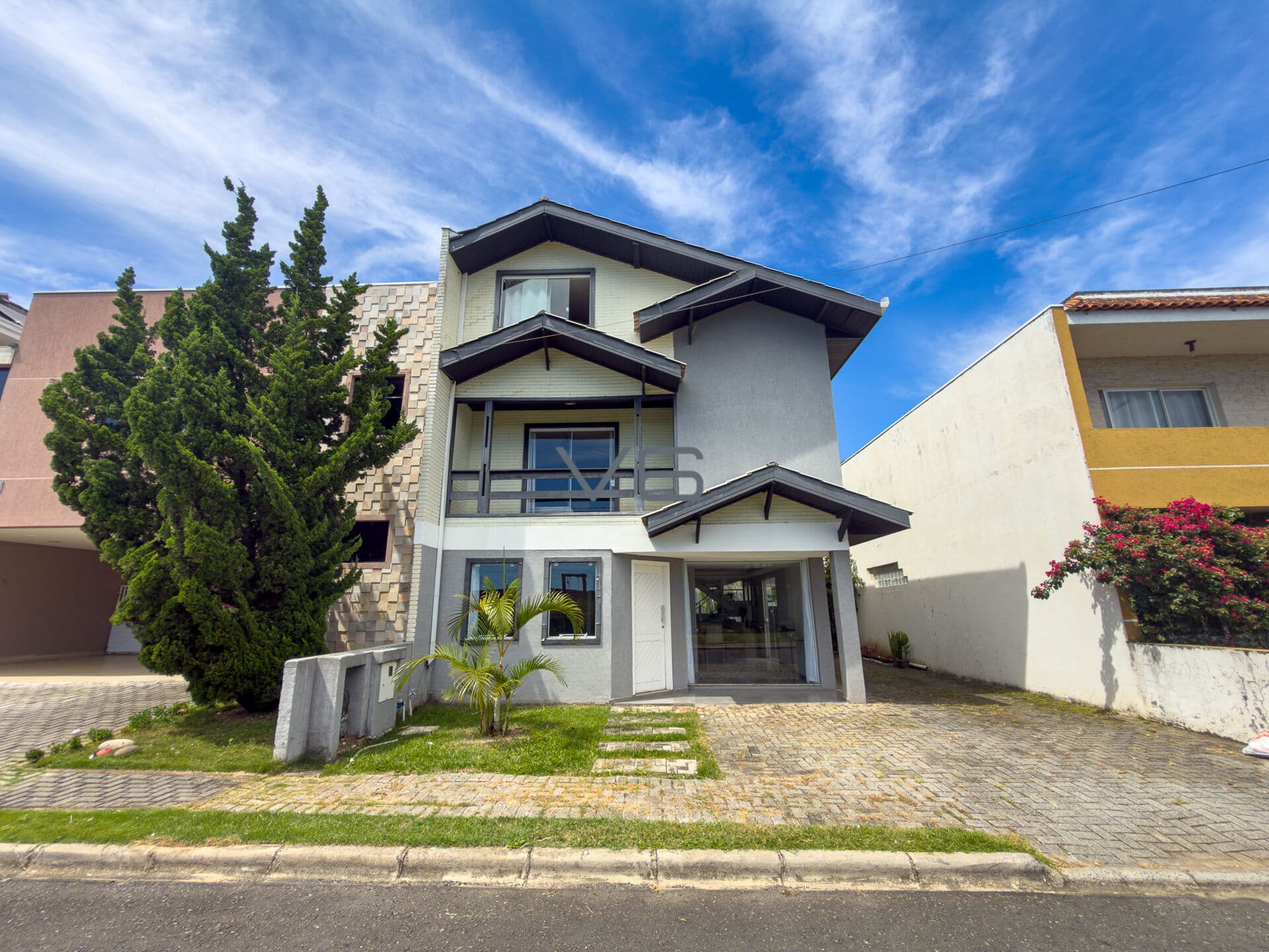 Casa em Condomínio com 300m² privativos, 4 suítes, 3 vaga de garagem, no Fazendinha, Curitiba - PR.