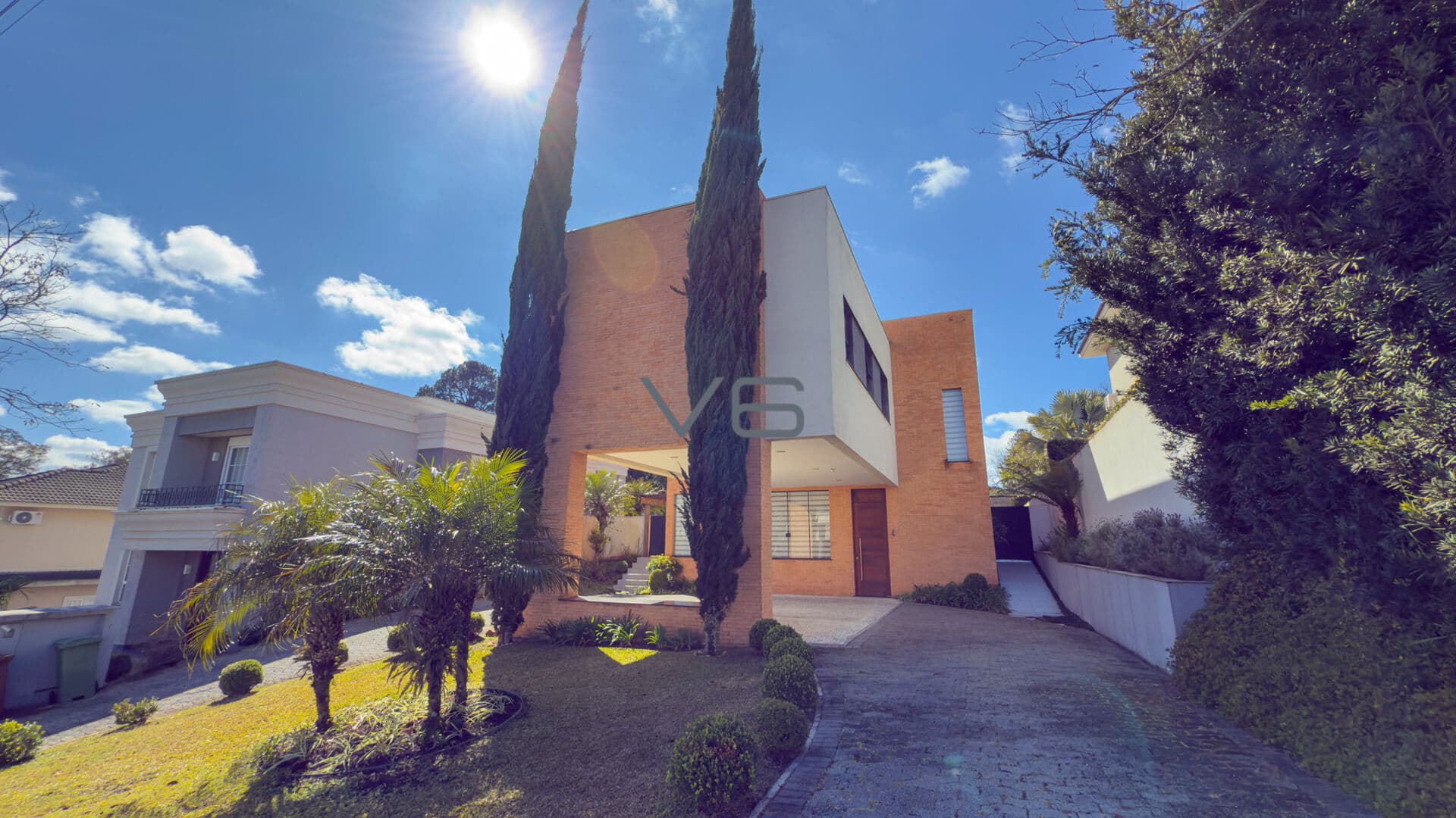Sobrado Alto Padrão com 4 quartos, 330m² privativos, 7 vagas de garagem, em Alphaville Graciosa, Pinhais-PR.
