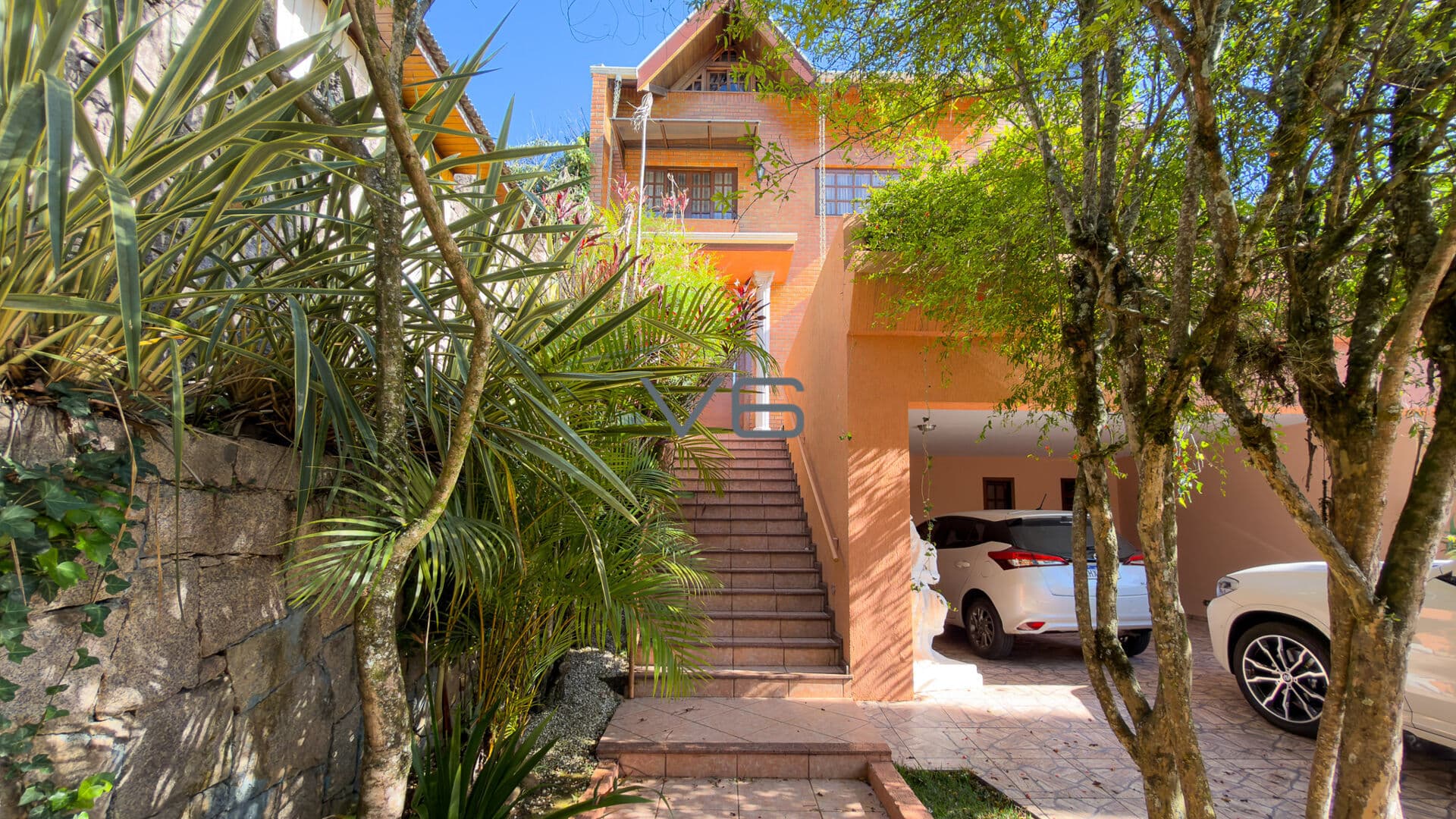 Casa Triplex com 4 quartos, 366,52m² privativos, 4 vagas de garagem, no Vista Alegre, Curitiba - PR.