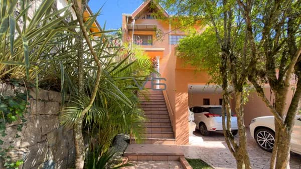 Casa Triplex com 4 quartos, 366,52m² privativos, 4 vagas de garagem, no Vista Alegre, Curitiba - PR.