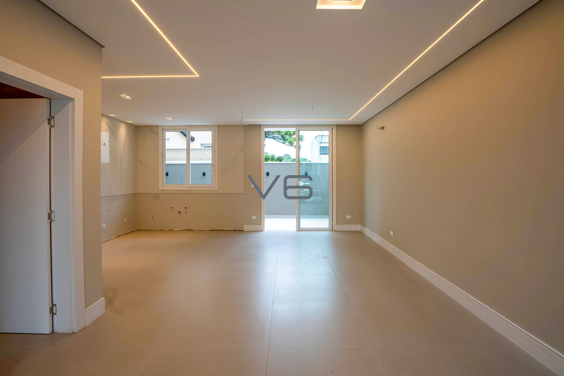 Casa Alto Padrão com 223,95m² privativos, 3 quartos, 2 vagas de garagem, no Santa Cândida, Curitiba - PR.