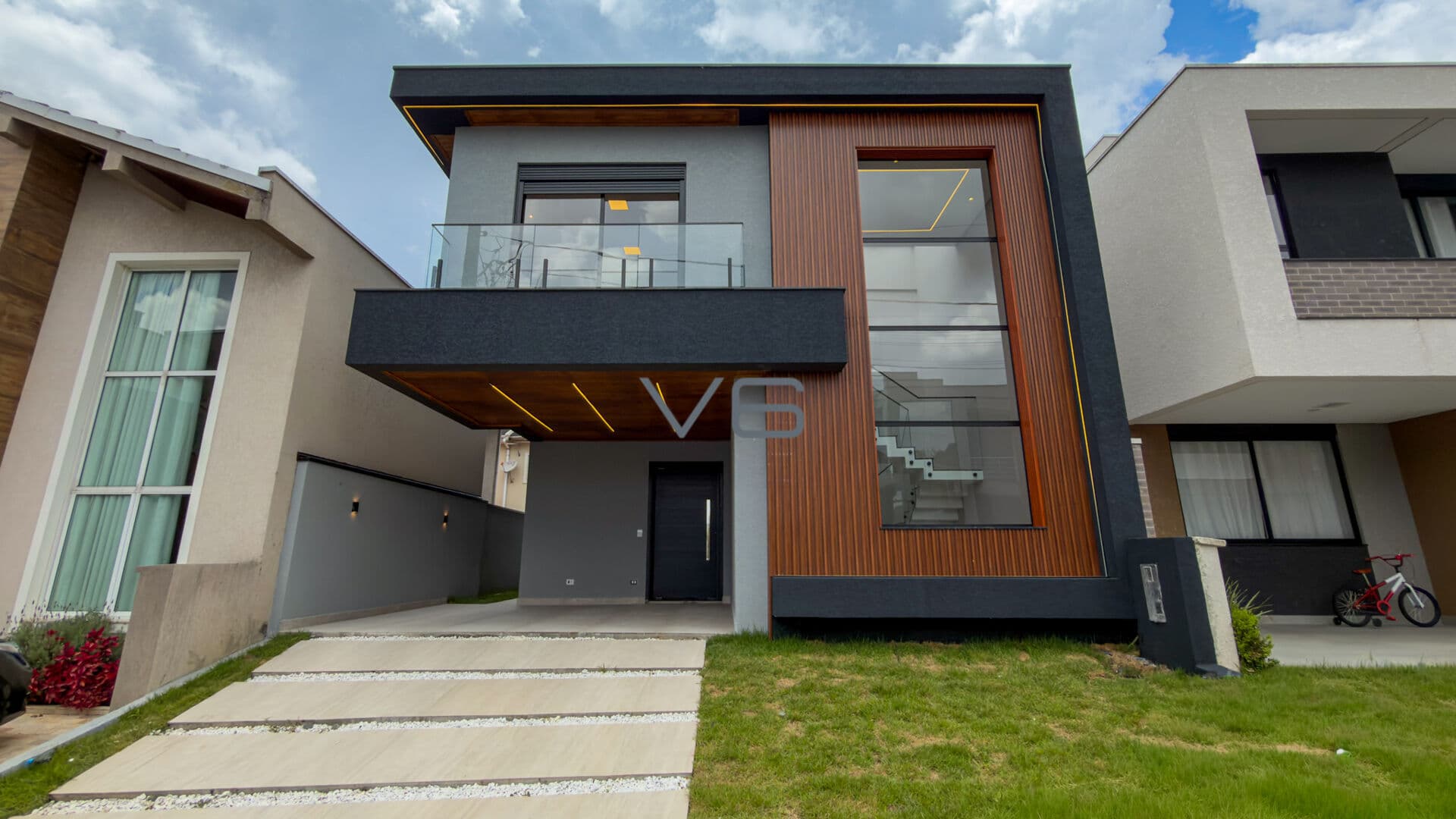 Casa Alto Padrão com 156m² privativos, 3 quartos, 2 vagas de garagem, no Umbará, Curitiba - PR.