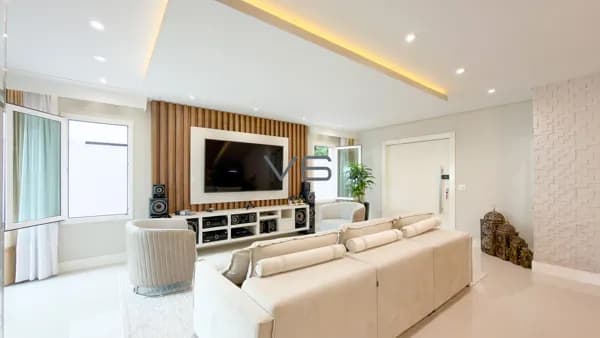 Casa Alto Padrão em Condomínio com 249m² privativos, 3 suítes, 6 vagas de garagem, semi-mobiliado no Abranches, Curitiba - PR.
