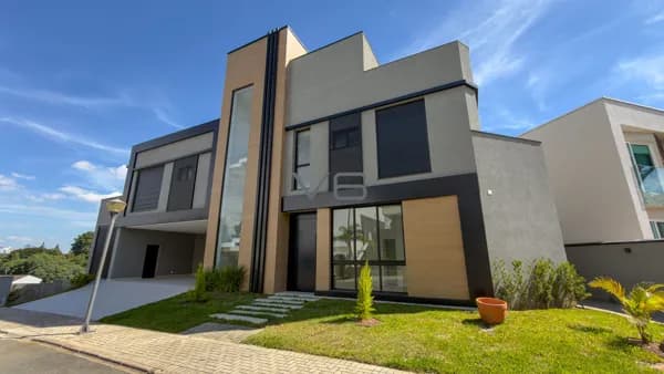Casa alto padrão com 3 suítes, 344m² privativos, 3 vagas de garagem, no Cascatinha, Curitiba -PR.