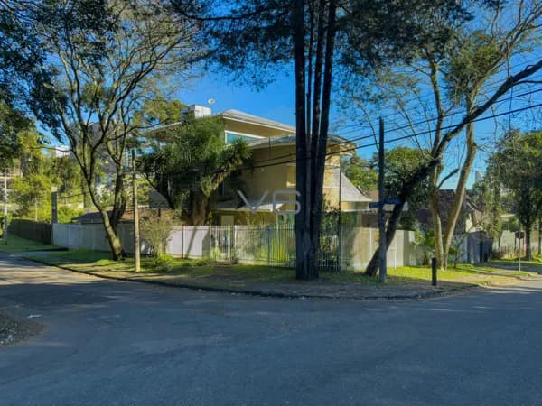 Casa Alto Padrão - 4 Quartos - 2 Suítes - 5 Vagas de garagem - 453m² privativos - Barigui, Curitiba-PR