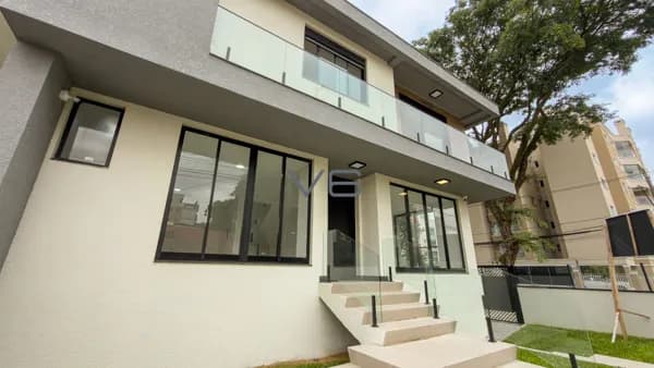Sobrado Triplex Alto Padrão com 240m² privativos, 3 quartos, 2 vagas de garagem, no Santa Quitéria, Curitiba - PR.