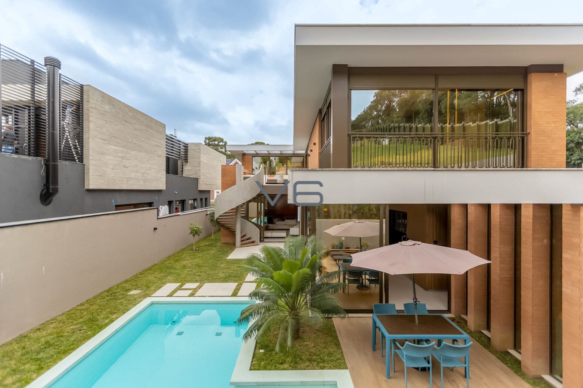 Casa alto padrão com 4 suítes, 434m² privativos, 4 vagas de garagem, no Santa Felicidade, Curitiba - PR.