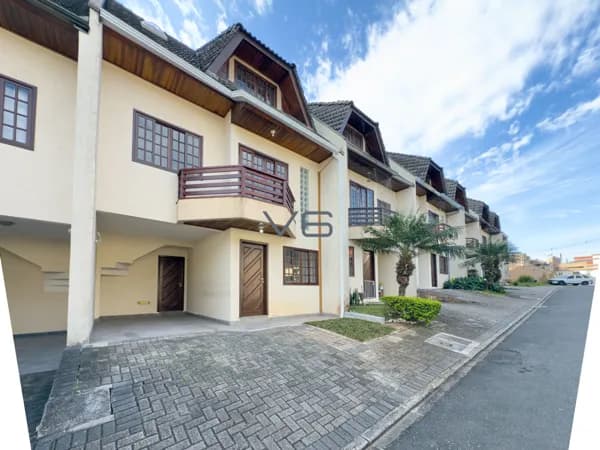 Sobrado em condomínio, 2 suítes, 175 m² privativos, 2 vagas de garagem, no Xaxim, Curitiba - PR.