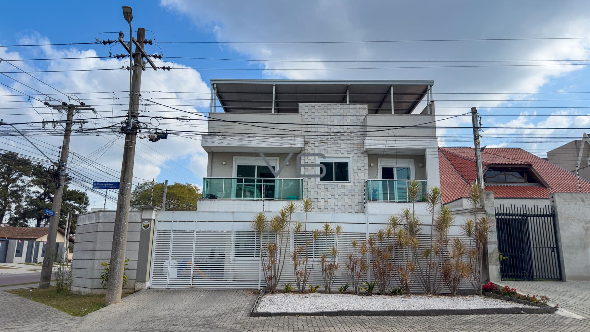 Casa triplex com 3 dormitórios, 1 suíte, 142m² privativos, 03 vagas de garagem, no bairro Boqueirão, Curitiba -PR.