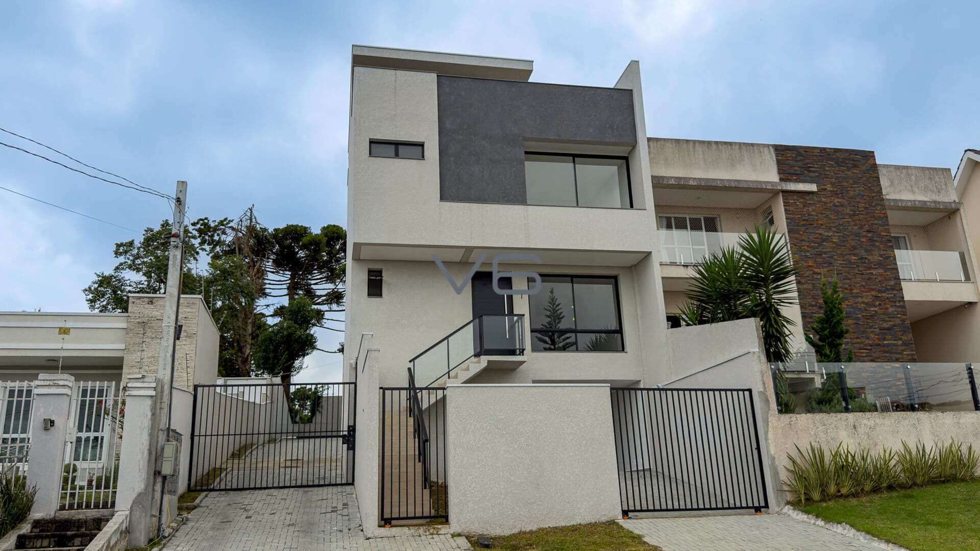 Sobrados em Condomínio com 175 m² a 225 m² privativos, 1 suíte e 2 quartos, e 2 a 3 vagas de garagem, no Bairro Alto, Curitiba - PR.