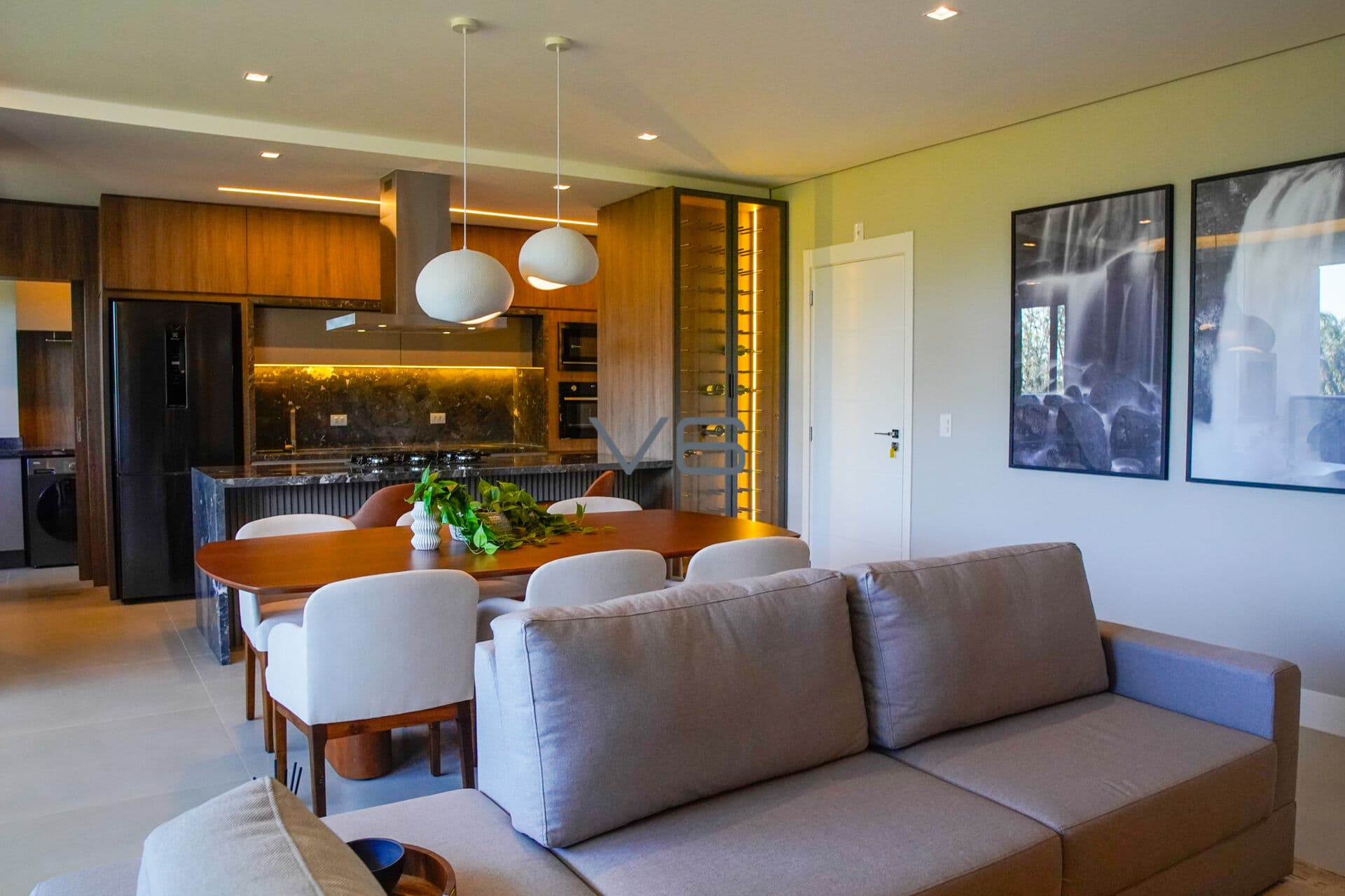 Apartamento Alto Padrão decorado com 147 m² privativos, 3 suítes, 2 vagas de garagem, no Hugo Lange, Curitiba -PR.