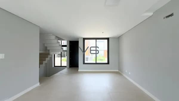 Casa Alto Padrão com 203,69m² privativos, 3 suítes, 2 vagas de garagem, no Santa Cândida, Curitiba - PR.