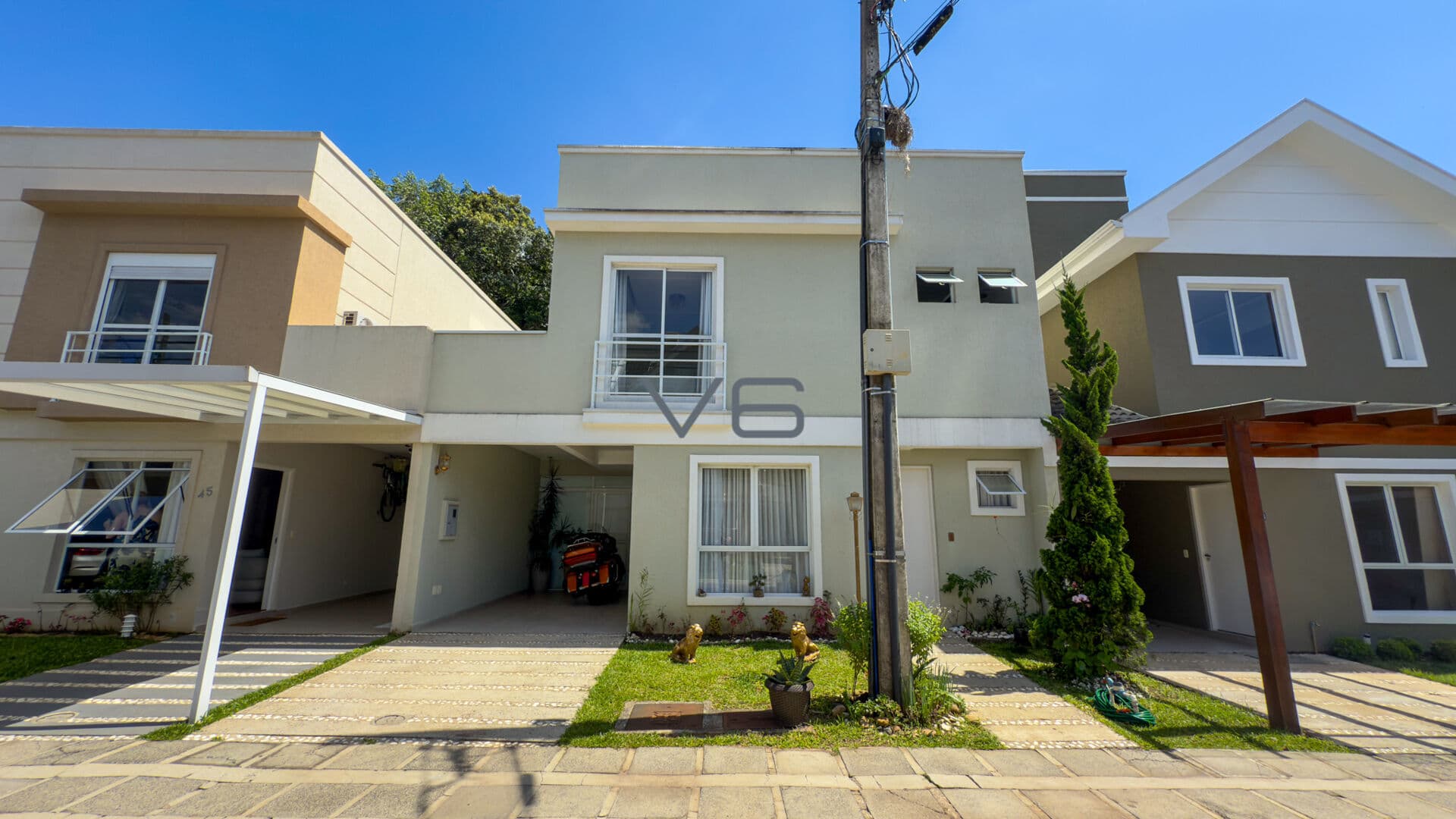 Casa em condomínio com 127.28m² privativos, 03 quartos, 2 vagas de garagem, no Barreirinha, Curitiba - PR.