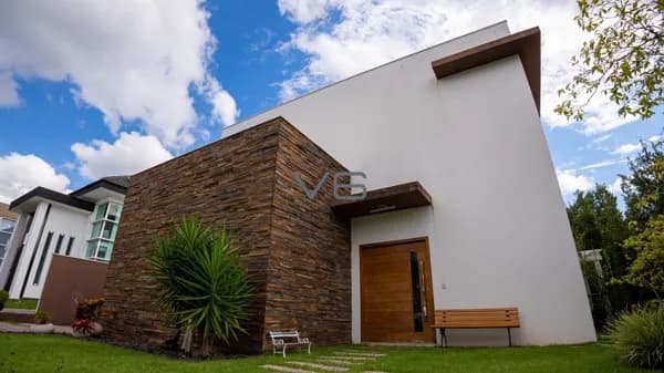 Casa mobiliada de Alto Padrão com 365 m² privativos, 4 suítes, 8 vagas de garagem, no Alphaville Graciosa