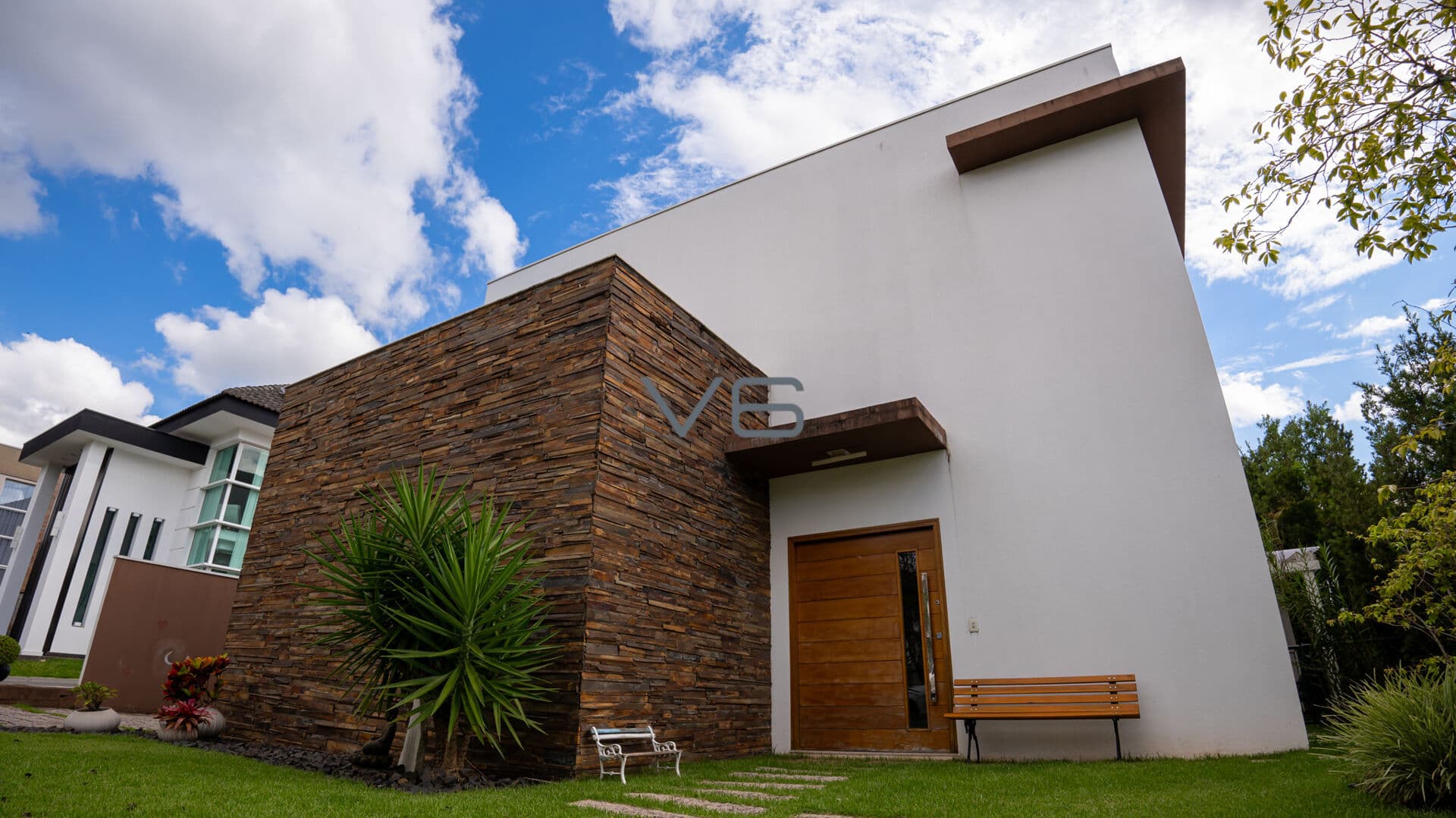 Casa mobiliada de Alto Padrão com 365 m² privativos, 4 suítes, 8 vagas de garagem, no Alphaville Graciosa