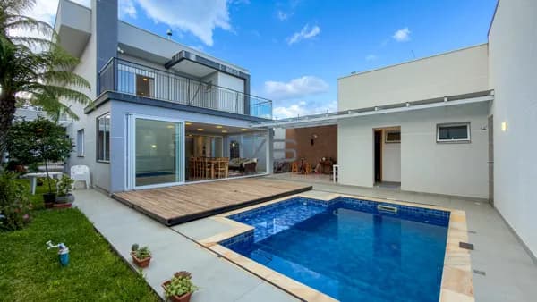 Casa Alto Padrão com 321m² privativos, 3 quartos, 2 vagas de garagem, no São Braz, Curitiba - PR.