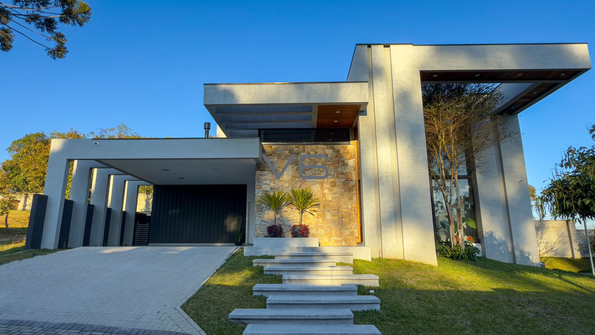 Casa Alto Padrão com 320,83 m² privativos, 4 quartos, 4 vagas de garagem, em São Braz, Curitiba-PR.