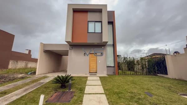 Sobrado em condomínio com 126,46m² privativos, 2 suítes, 2 vagas de garagem, no Ipê, São José dos Pinhais - PR.