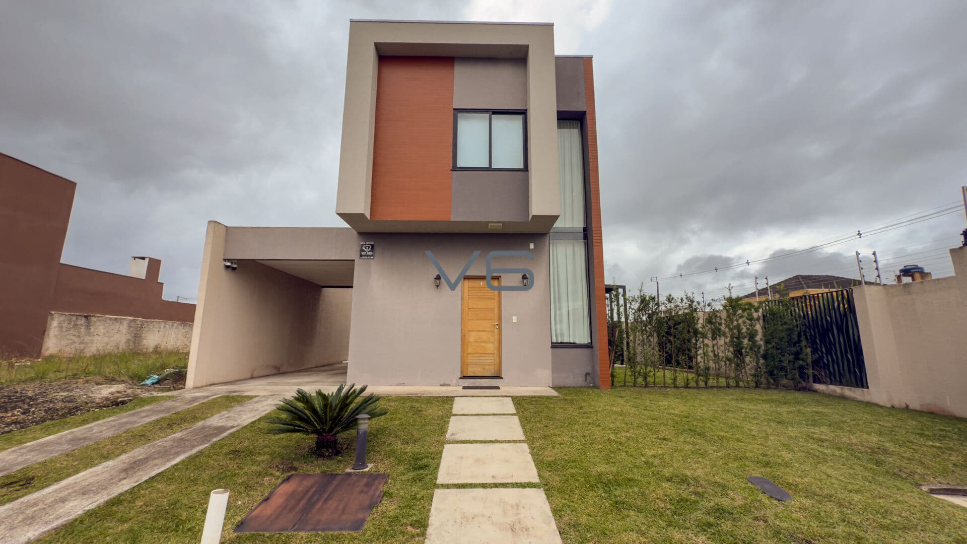 Sobrado em condomínio com 126,46m² privativos, 2 suítes, 2 vagas de garagem, no Ipê, São José dos Pinhais - PR.
