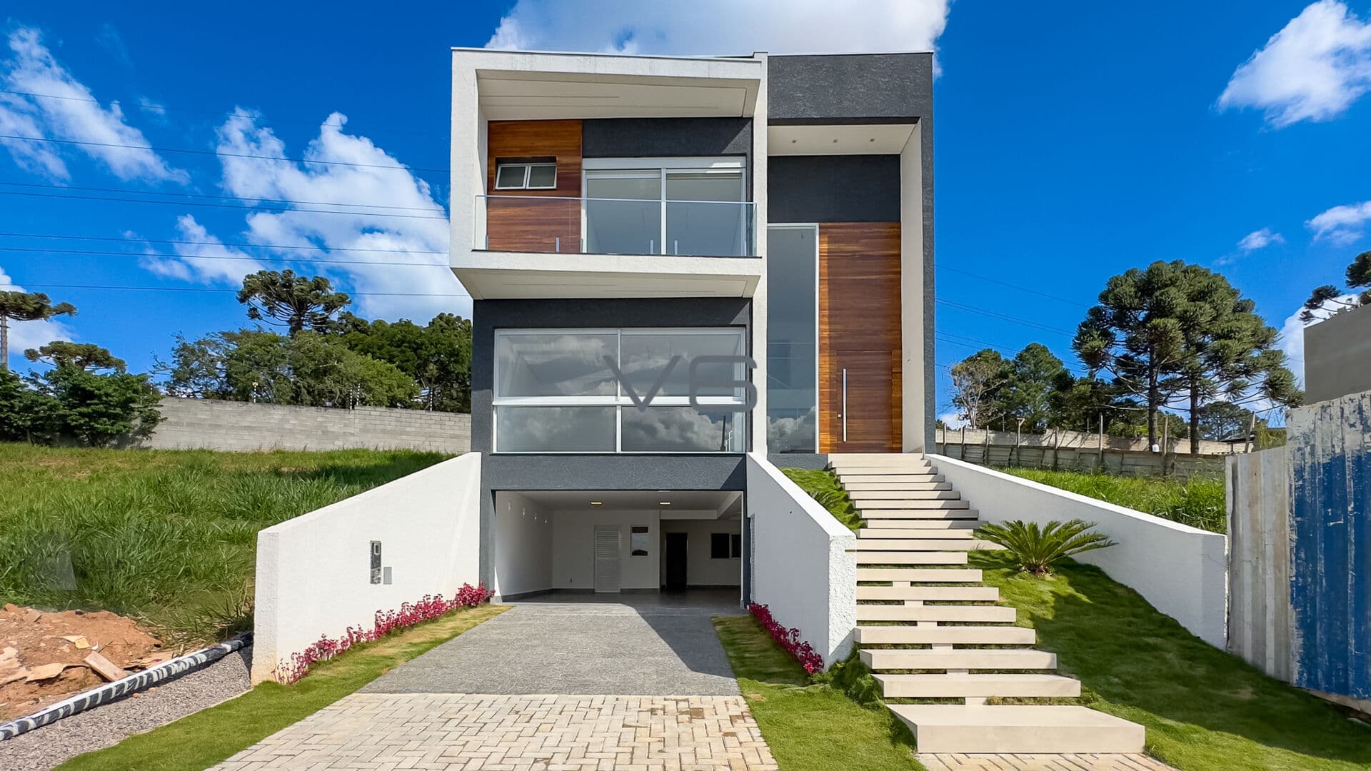 Casa Alto Padrão com 3 suítes, 350m² privativos, 5 vagas de garagem, no Santa Candida, Curitiba - PR.