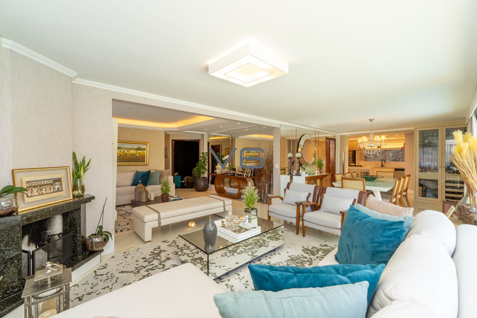 Casa Alto Padrão com 638,67m² privativos, 4 suítes, 4 vagas de garagem, no Bigorrilho, Curitiba - PR.
