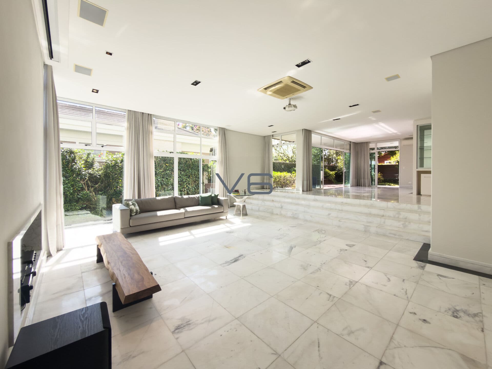 Casa em Condomínio com 556,17m² privativos, 5 quartos, 4 vagas de garagem, em Campo Comprido, Curitiba - PR.