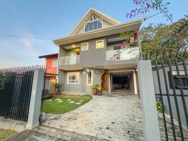 Casa Triplex com 213,96 m² privativos, 5 quartos, 4 vagas de garagem, no Abranches, Curitiba-PR.