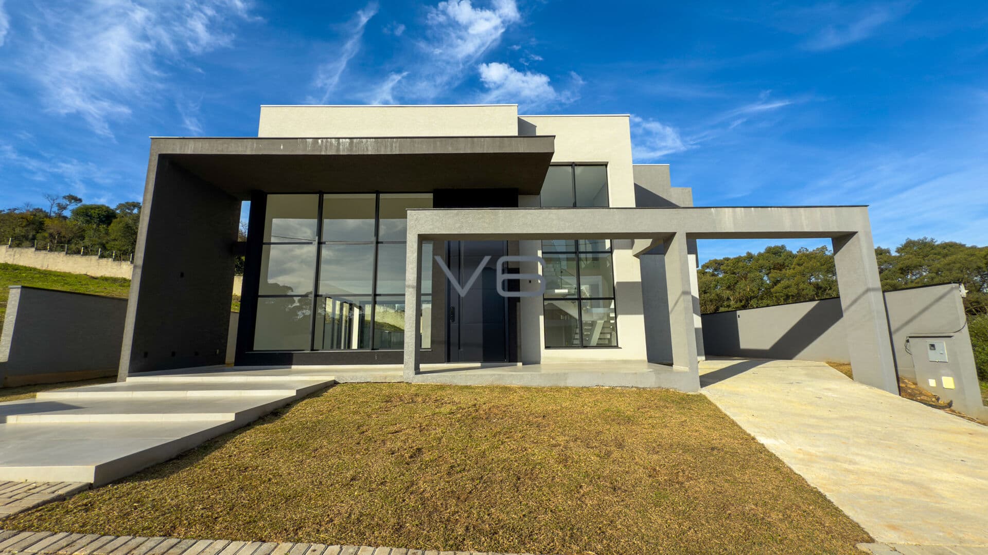 Casa com 548m², 4 suítes, 4 vagas de garagem no bairro Tanguá, Curitiba -PR.