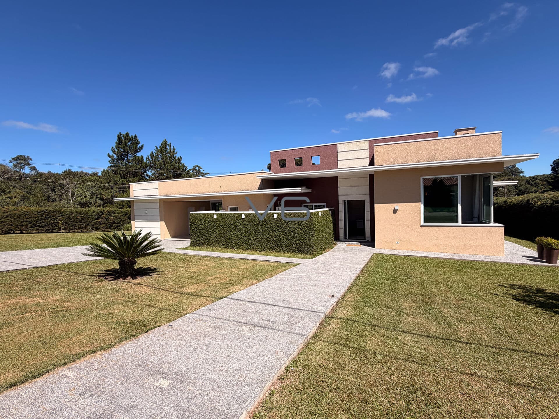 Casa em Condomínio com 250m² privativos, 4 quartos, 6 vagas de garagem, em Contenda, São José dos Pinhais- PR.