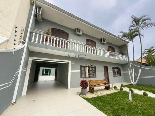 Casa com 4 quartos, 300 m² privativos, 8 vagas de garagem, no Jardim Das Américas, Curitiba-PR.