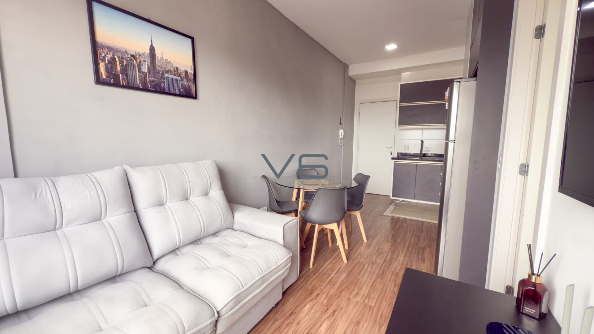 Apartamento studio semimobiliado com 31 m² privativos, no Portão, Curitiba - PR.