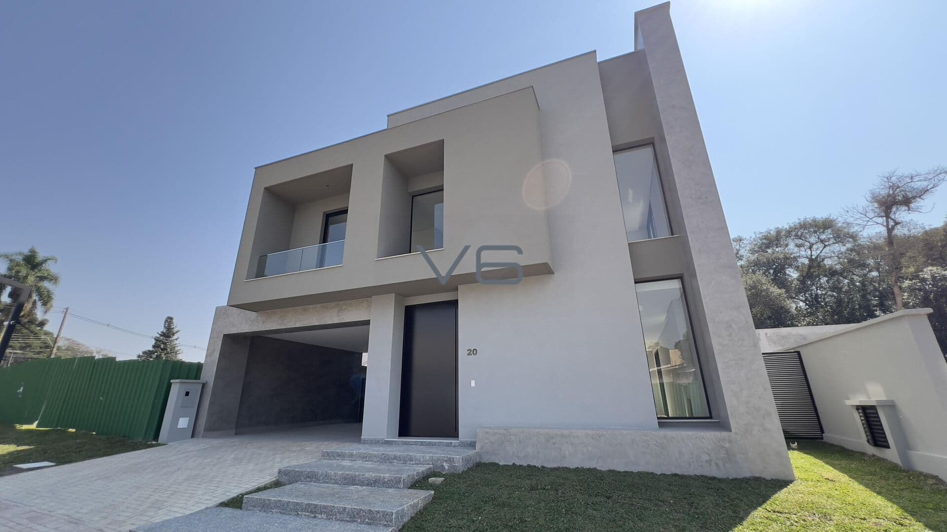 Casa alto padrão com 3 suítes, 287m²privativos, 4 vagas de garagem, no Barigui, Curitiba - PR.