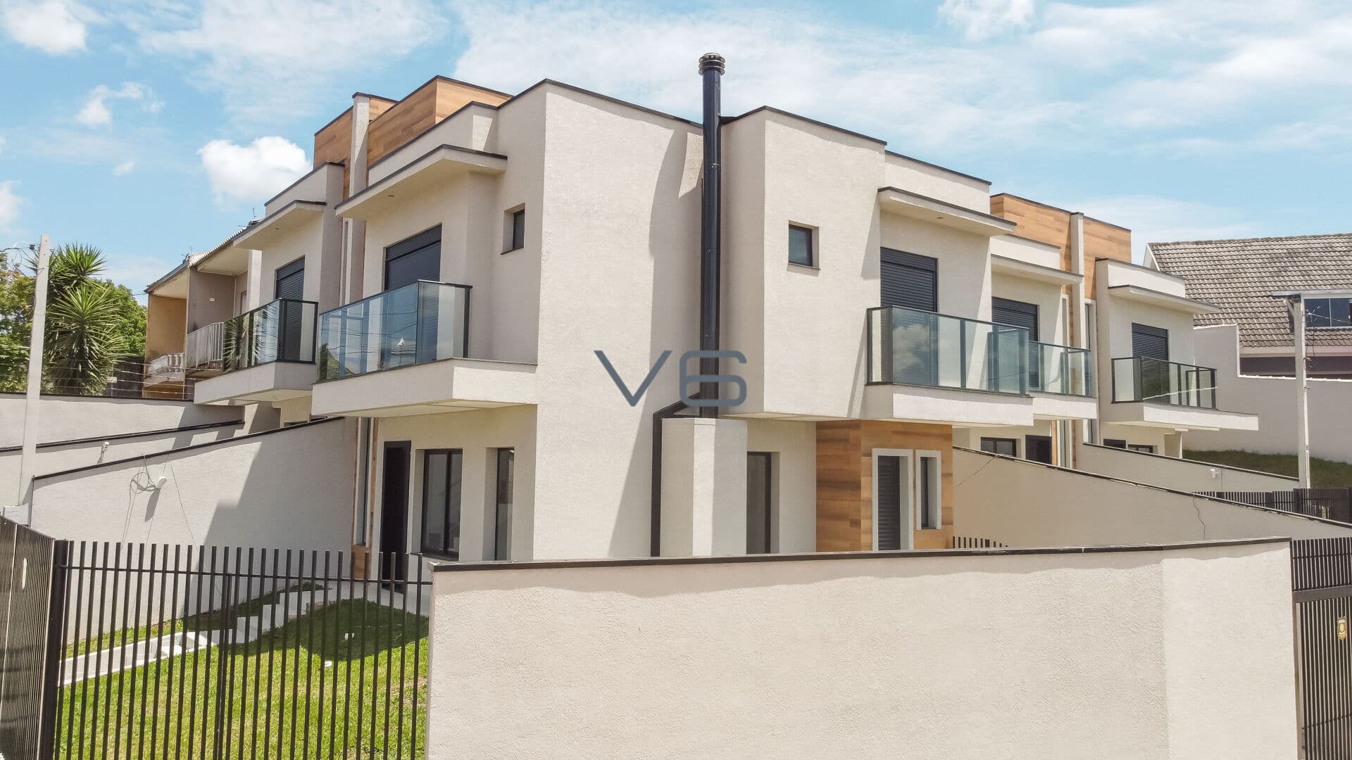 Sobrado padrão com 3 quartos, 94m² privativos, no Atuba, Curitiba - PR.