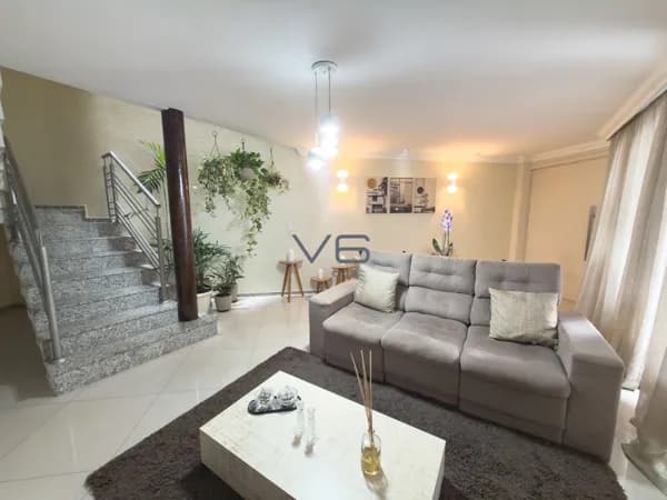 Sobrado Alto Padrão com 239,13m² privativos, 1 suíte e 3 quartos, 4 vagas de garagem, no Uberaba, Curitiba - PR.