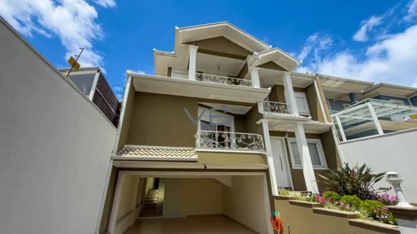 Casa Alto Padrão com 330m² privativos, 4 suítes, 4 vagas de garagem, no São Braz, Curitiba - PR.