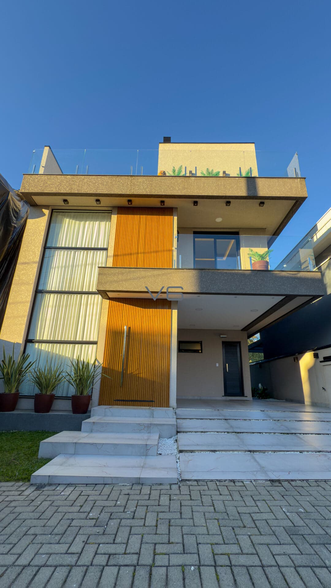 Casa Alto Padrão, com 167m² privativos, 3 quartos, 2 vagas de garagem, no Umbará, Curitiba-PR