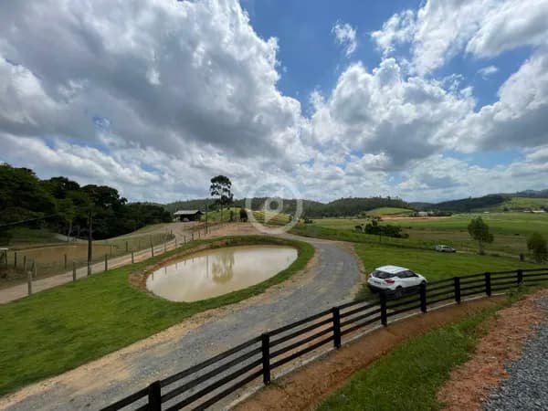 Linda chácara com lagoa com casa Mobiliada!