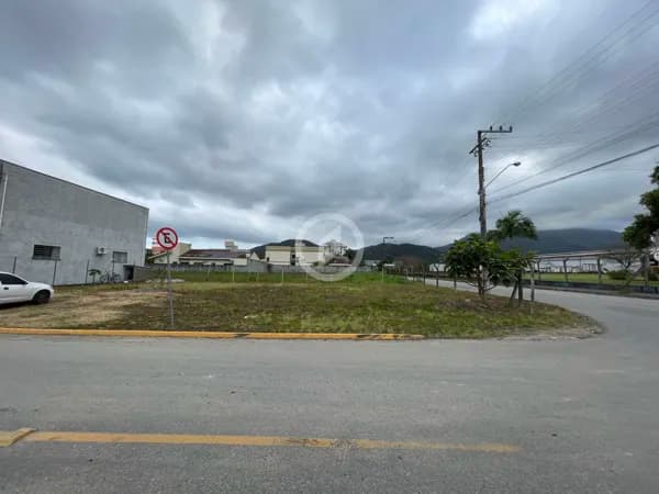 Terreno de esquina no centro da cidade
