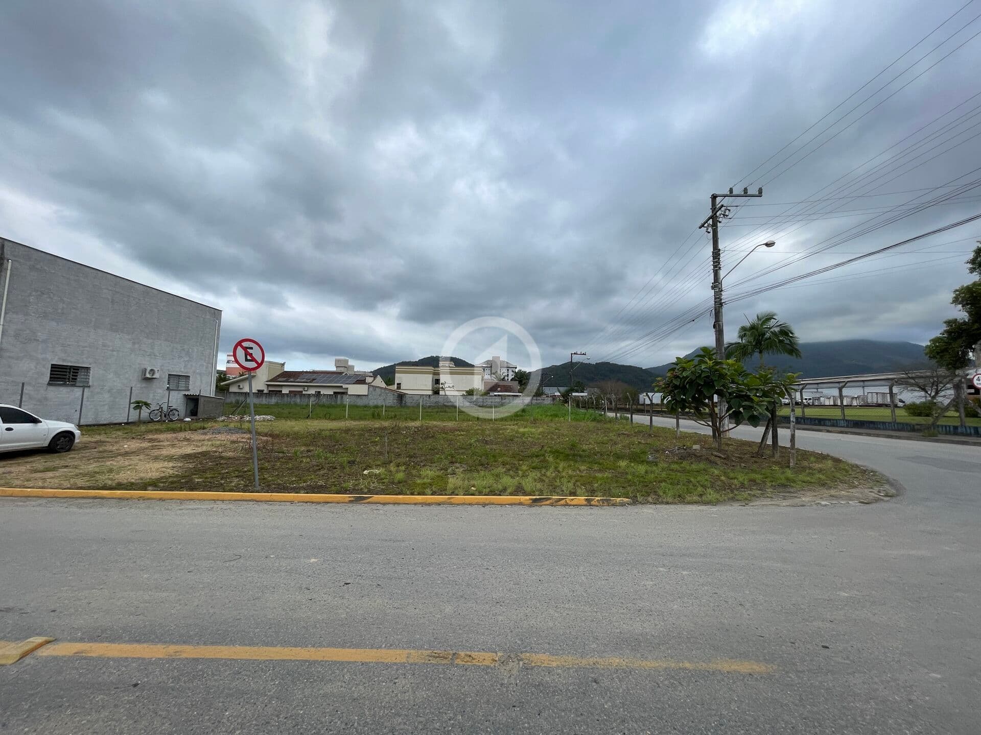Terreno de esquina no centro da cidade