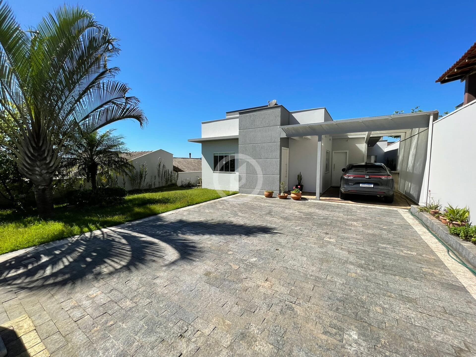Casa com suíte + 2 quartos e piscina