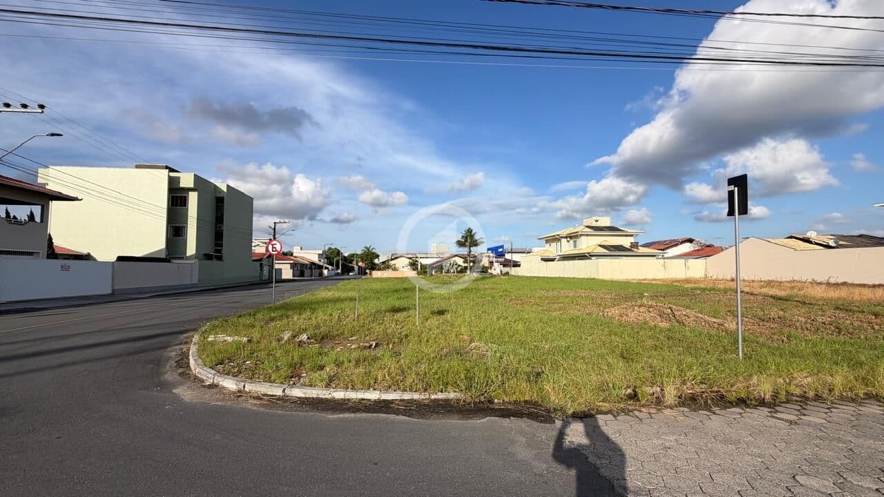 Terreno de Esquina à Venda no Bairro Avaí