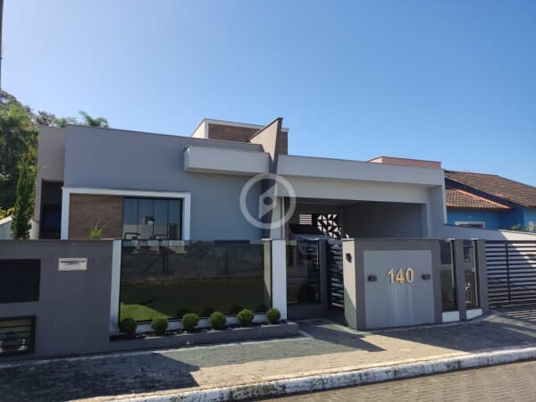 Casa Alto Padrão com ampla área de festas e piscina