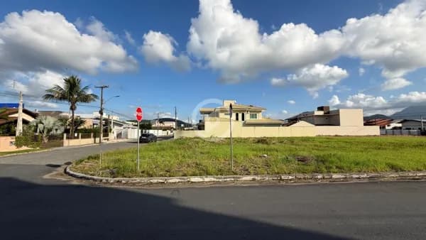 Terreno de Esquina à Venda no Bairro Avaí