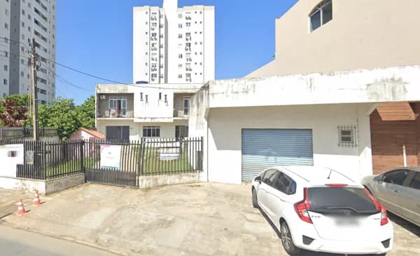 CASA COM AMPLO TERRENO
