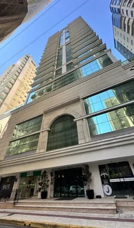 AMPLO APARTAMENTO NA MEIA PRAIA!