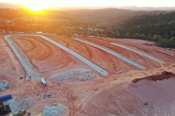 VISTA DAS COLINAS LANÇAMENTO: 2024 LOTEAMENTO FECHADO LOCALIZAÇÃO: CAIEIRAS/SP ÁREA LOTES: DE 250 M² A 457M²