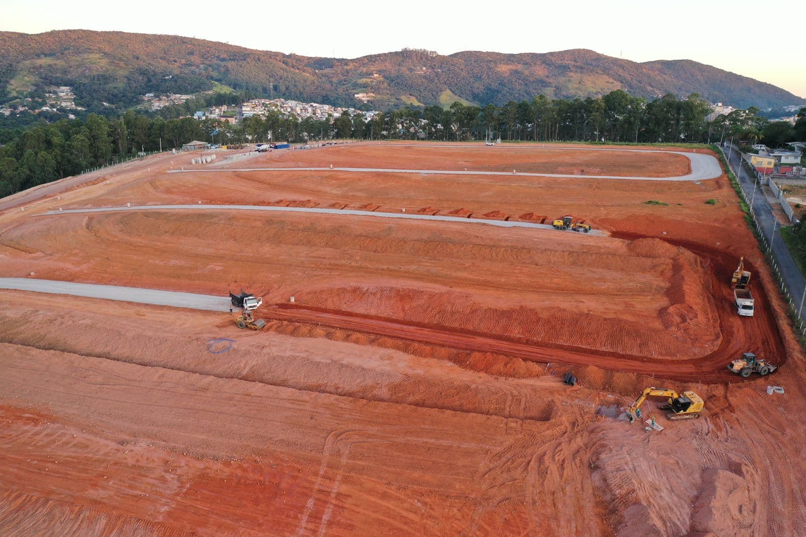 VISTA DAS COLINAS LANÇAMENTO: 2024 LOTEAMENTO FECHADO LOCALIZAÇÃO: CAIEIRAS/SP ÁREA LOTES: DE 250 M² A 457M²