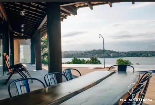 Mansão no Morro do Moreno, Praia da Costa.
