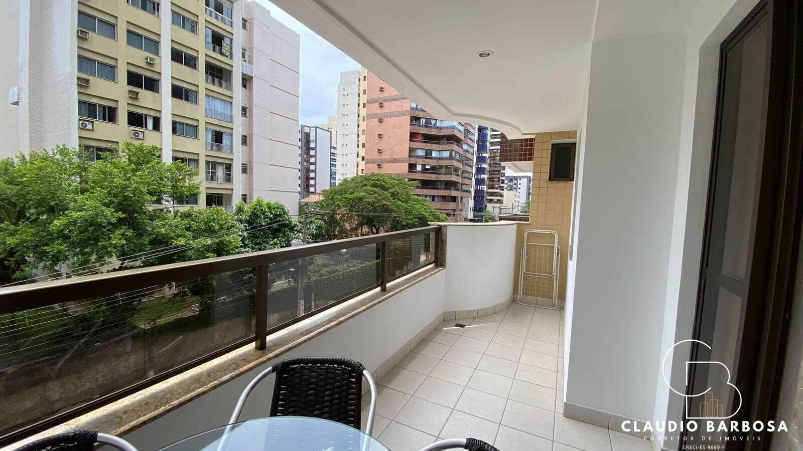 Lindo Apartamento de 03 Quartos na Praia da Costa com Varanda próximo ao Shopping Praia da Costa! 🏡